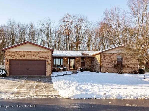 121 Red Coat Ln, Hanover Township, PA 18706
