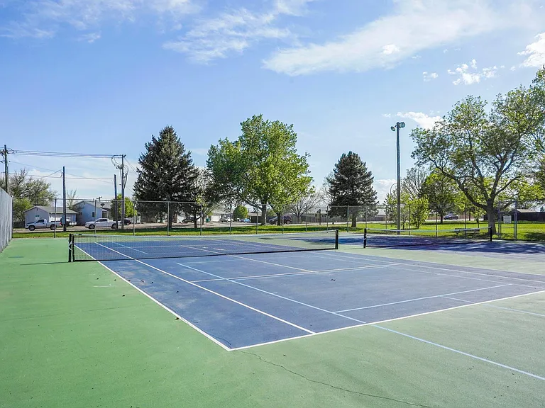 Near by walkable, beautiful Evans Park!