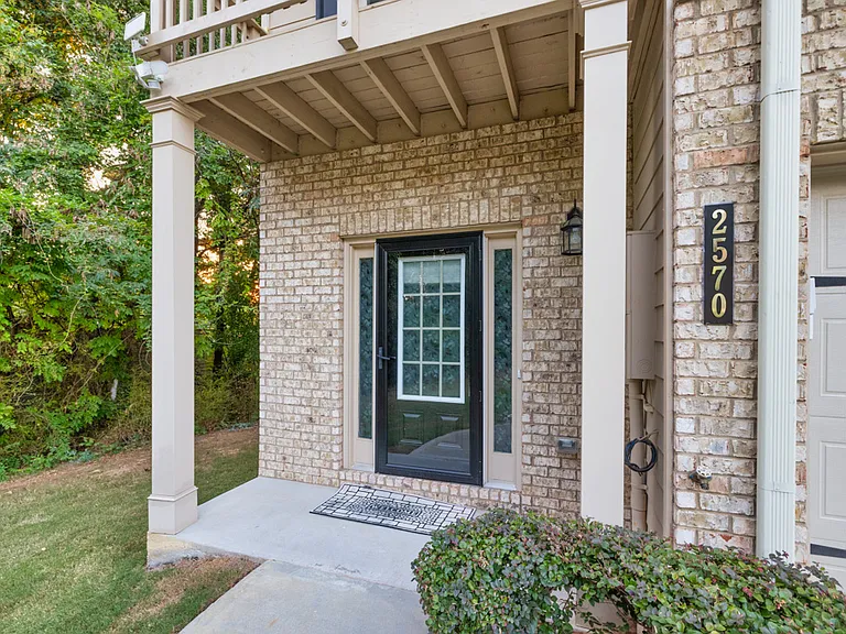 2570 Castellan Dr — Photo 44