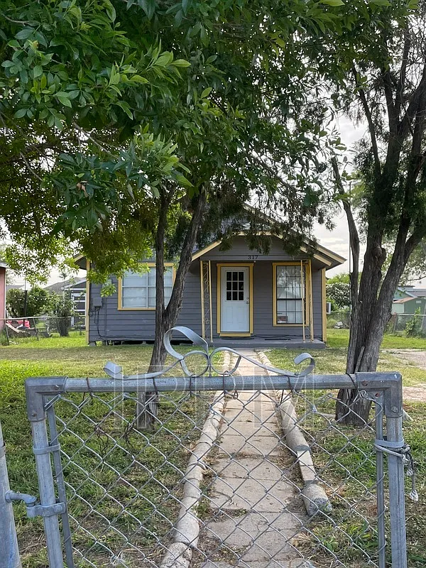 2 bed, 1.0 bath, 684 sqft, $825 — Photo 2