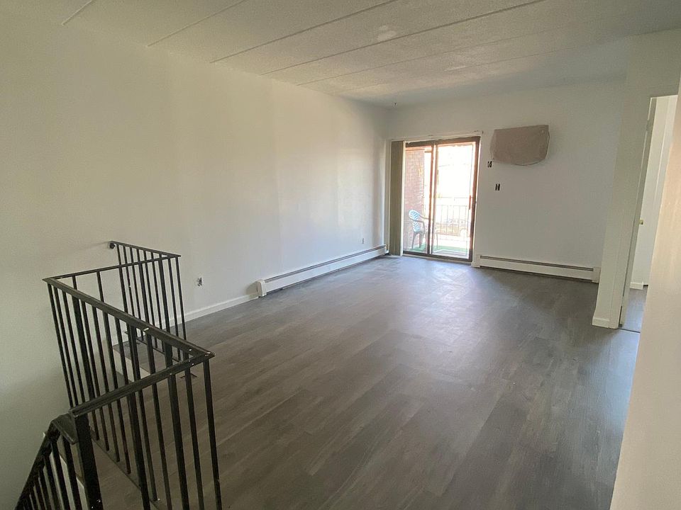 Living Room w/ Terrace