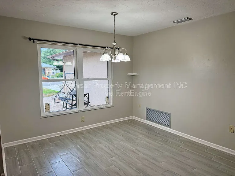 423 Whispering Oaks Ct — Photo 7