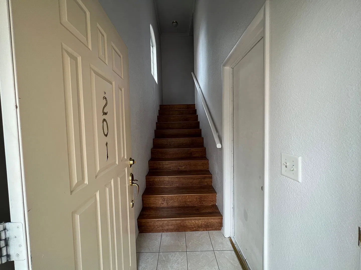 Spacious 2-Bedroom Las Vegas Townhouse with Private Balcony & Community Pool — Photo 2