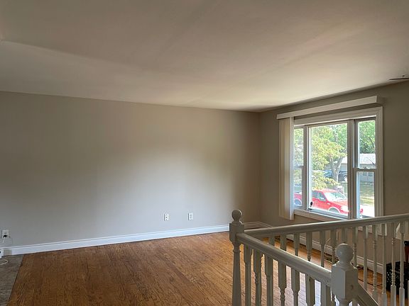 4th image of 261 Galewood Dr