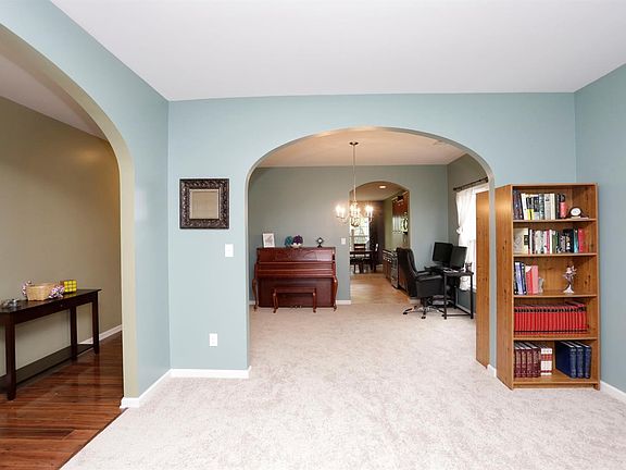 3rd image of 4536 Larkhill Ln