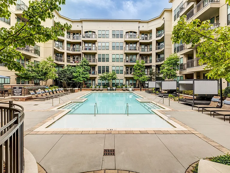 District West — Photo 28