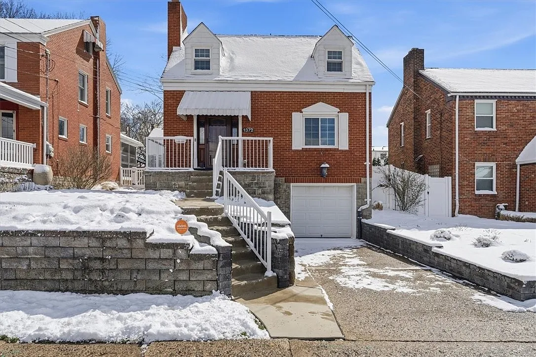 1372 Woodbine St photo 1