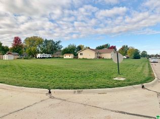 704 Cedar St, Dakota City, NE 68731