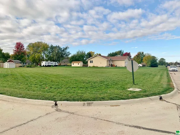 704 Cedar St, Dakota City, NE 68731