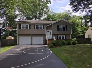 6 Brook Rd, Kendall Park, NJ 08824