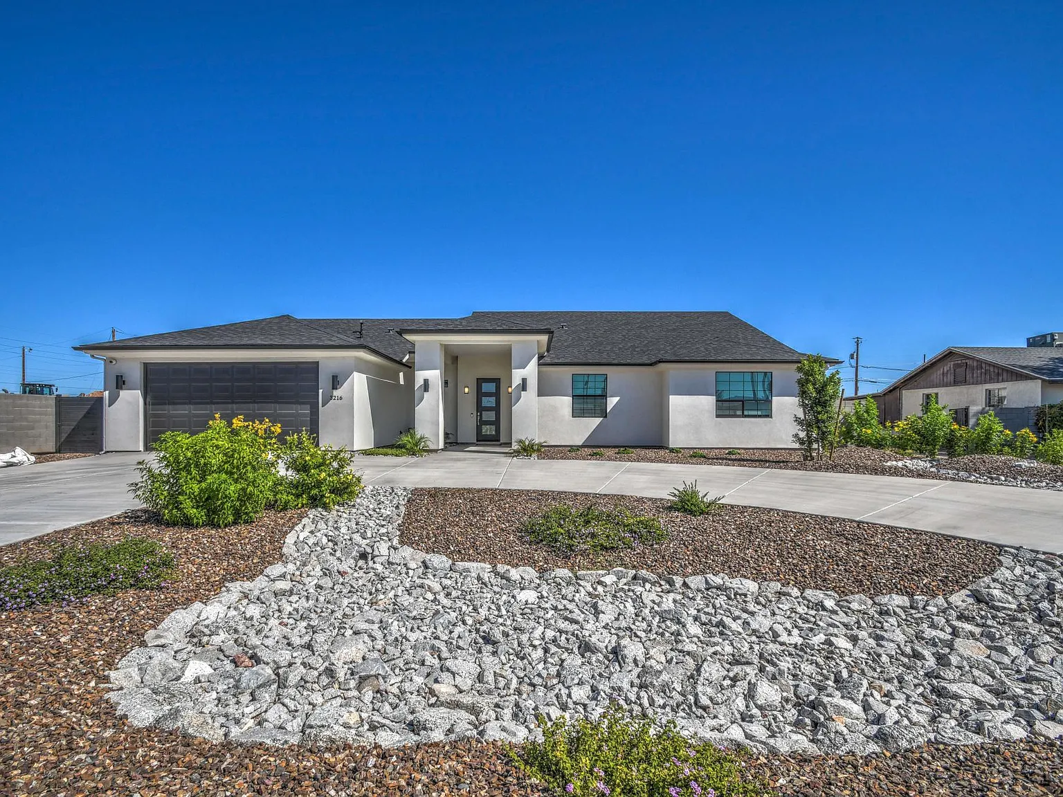 3216 E Sunnyside Ln — Photo 2