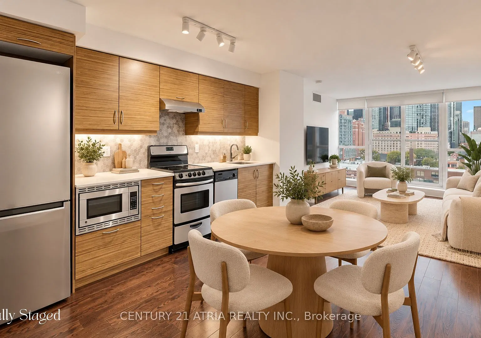 320 Richmond St E — Photo 3