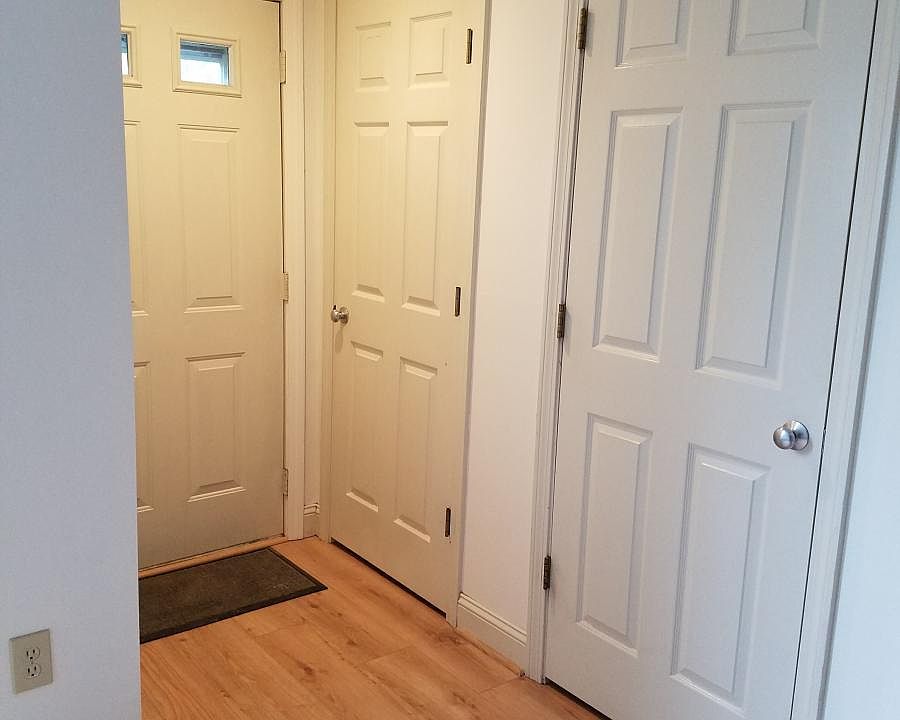 Living room from the other side to the front door