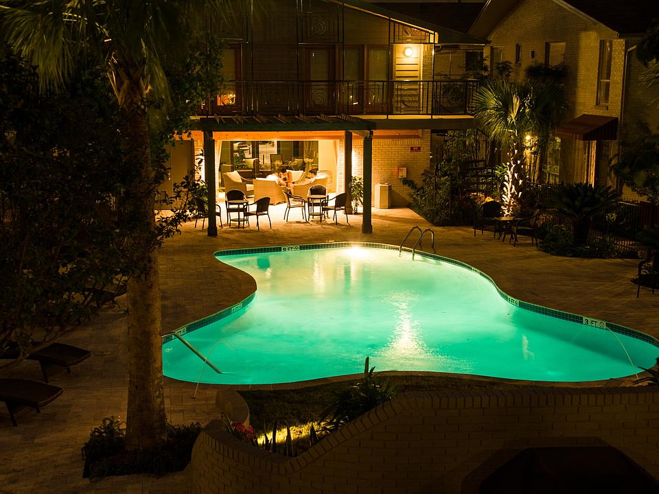 This gorgeous pool will mesmerize you as it changes colors