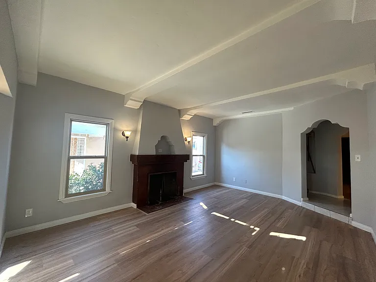 8214 S 3rd Ave — Photo 1