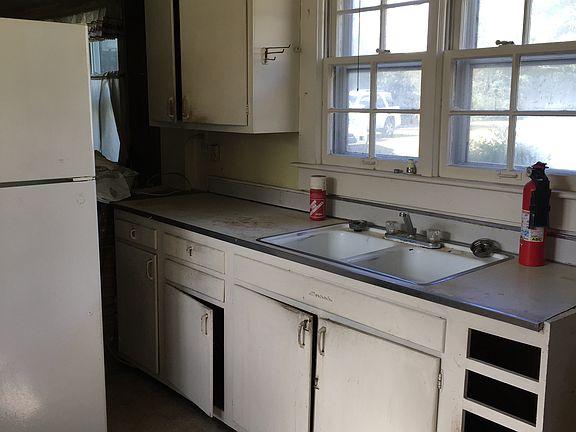 2nd image of 919 Sparrow Ave