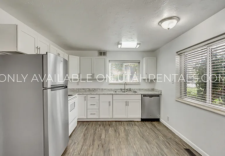 398 W State St — Photo 3
