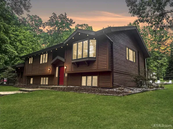 W7525 Upper Pine Creek Dr, Iron Mountain, MI 49801