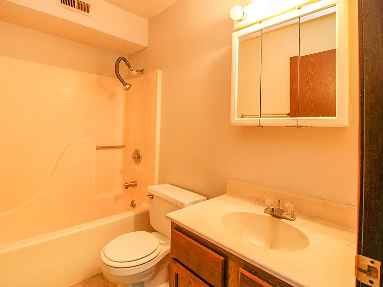 500 N Columbia Dr E — Photo 8