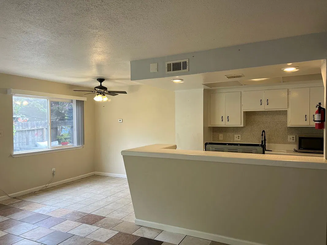 8 bed, 4.5 bath, 900 sqft, $1,650 — Photo 4