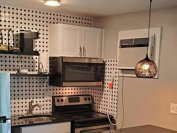Contemporary tiled kitchen with granite