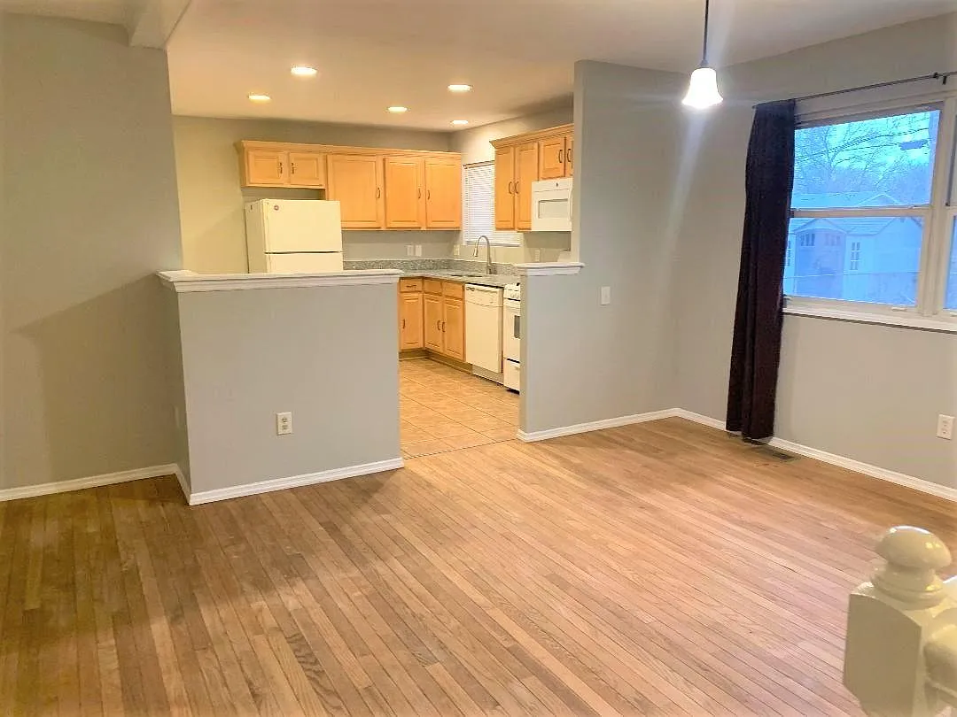 Building Photo - 5th Plz