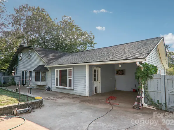 134 Maple Ave, Candler, NC 28715