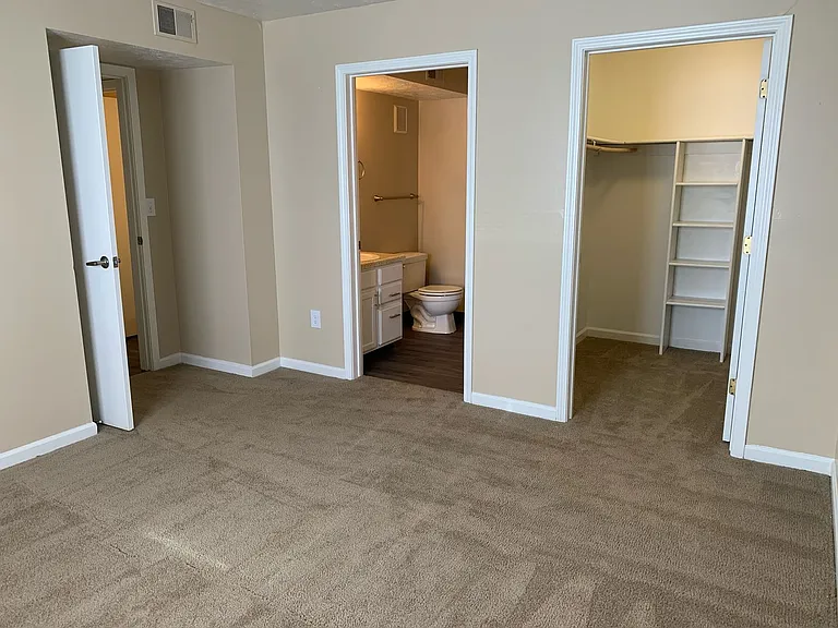 Walnut Manor Apartments — Photo 32
