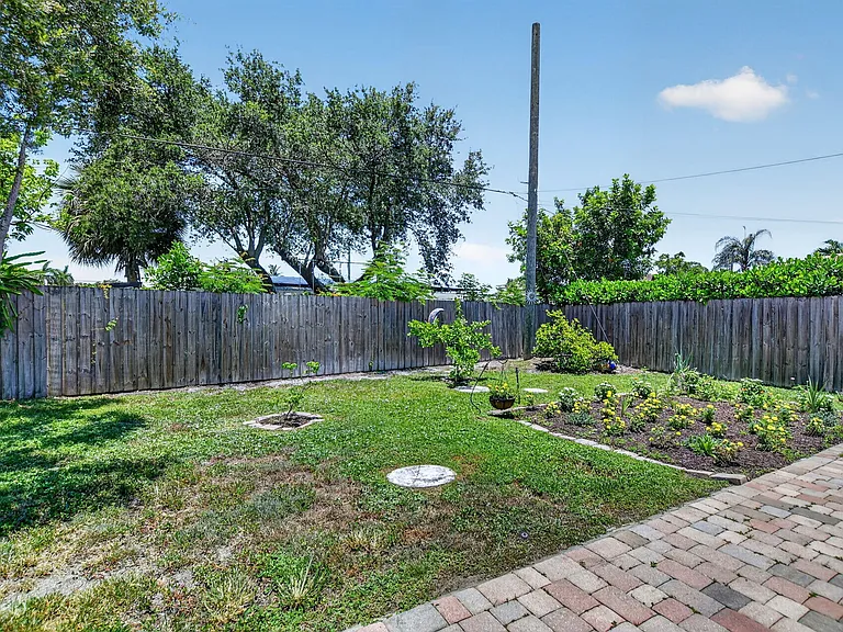 807 SW 3rd St — Photo 49