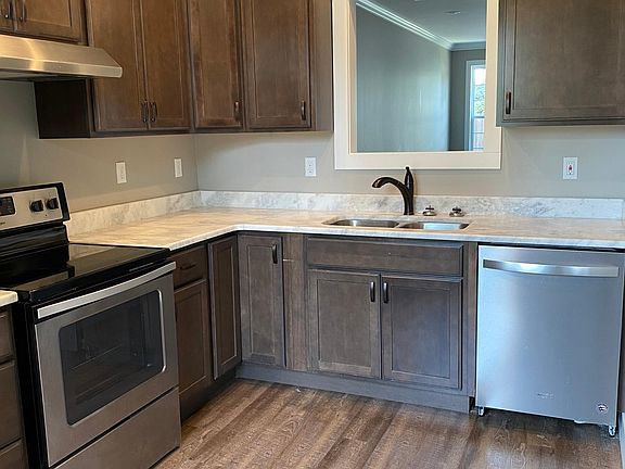 2nd image of 5986 Commons Ln NE