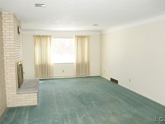 5th image of 557 W River St