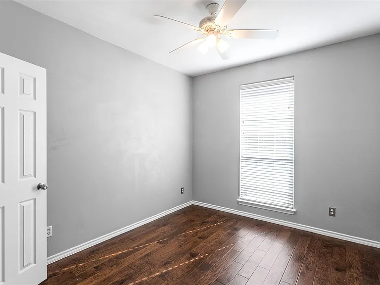 504 Connemara Ct — Photo 32