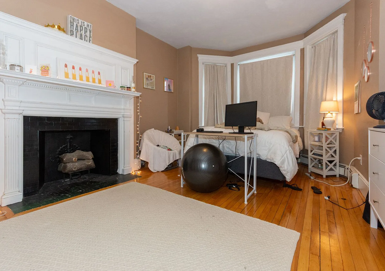 XL Modern & Sunny Apt near T! Perfect for BU students and working pros alike! — Photo 4