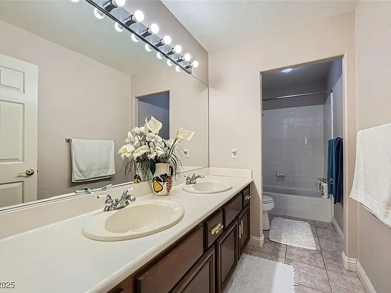 8748 Castle Hill Ave — Photo 20