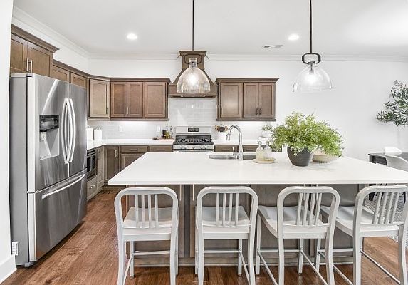 5th image of 784 Plowson Rd