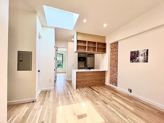 1st image of 614 Bainbridge St #3R