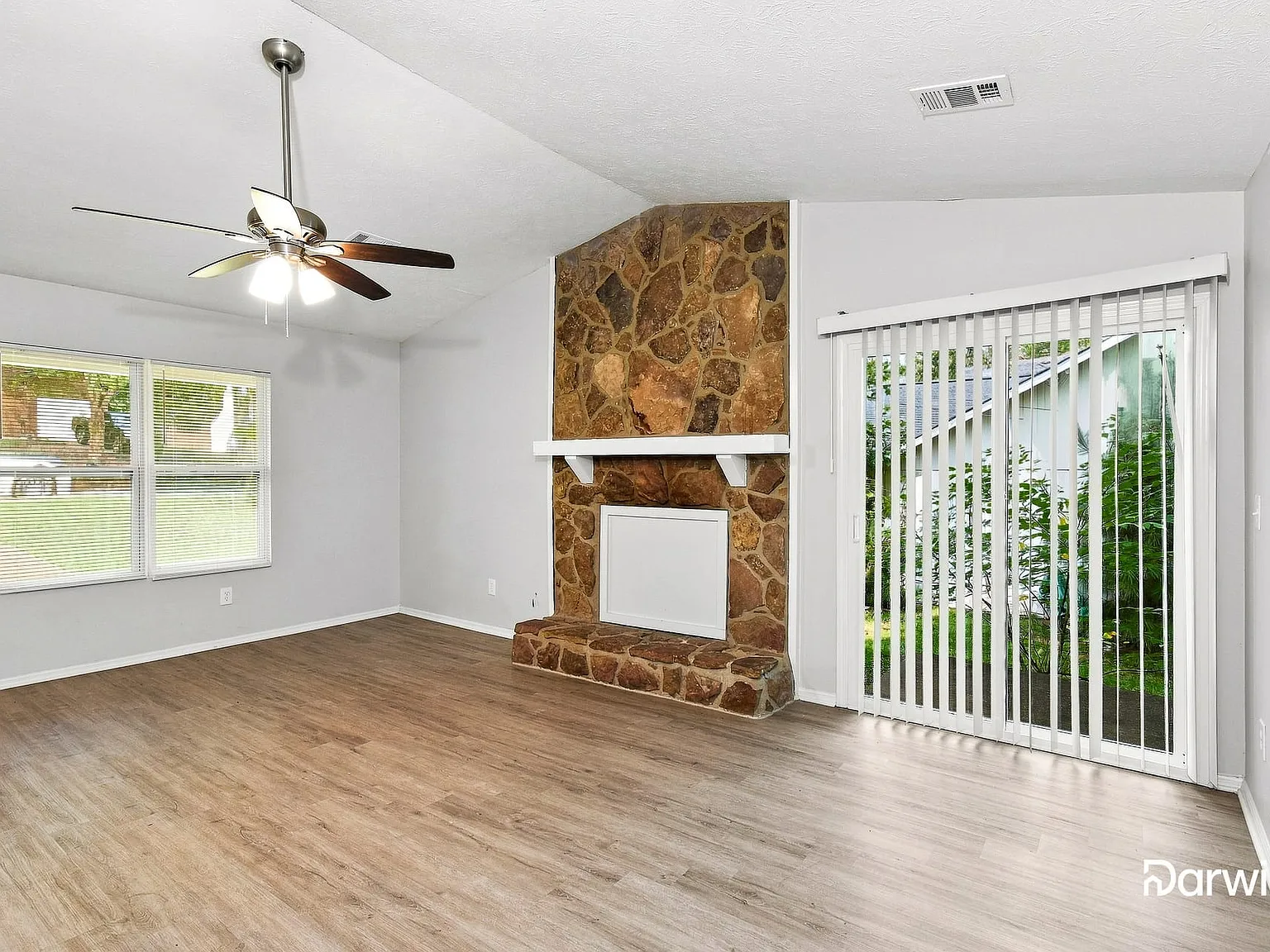 3 bed, 2.0 bath, 1378 sqft, $2,075 — Photo 4