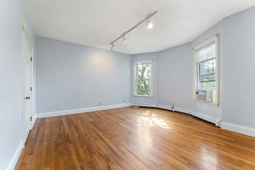 3 bed, 2.0 bath, 1165 sqft, $3,700 — Photo 3