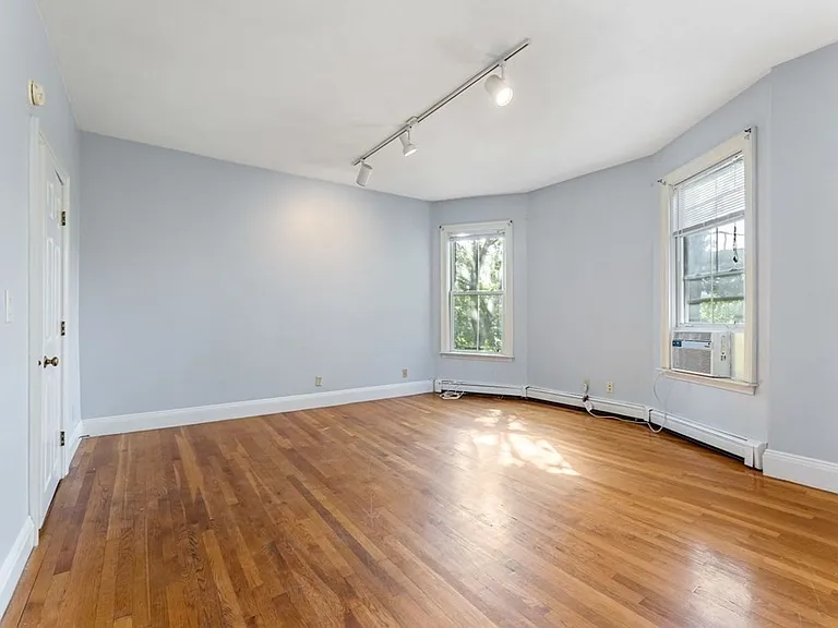 42-44 Woodlawn St #5 — Photo 3