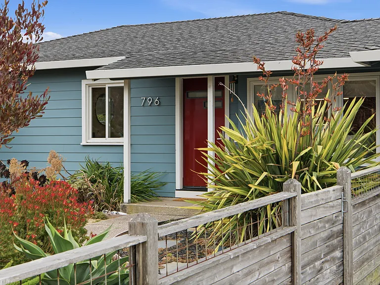 796 Crespi Dr — Photo 6