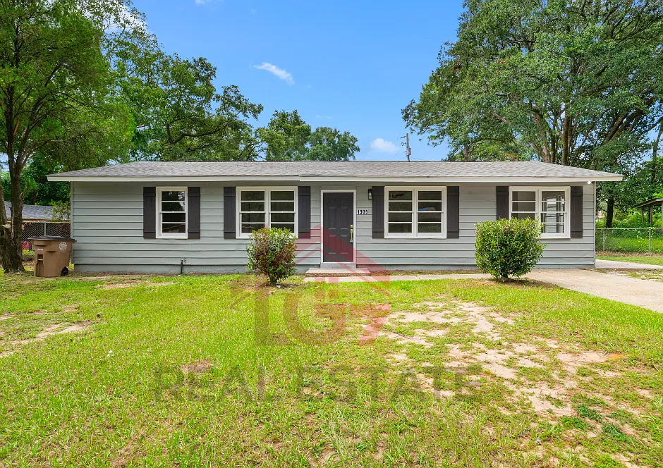 4 bed, 1.0 bath, 1377 sqft, $1,600 — Photo 1