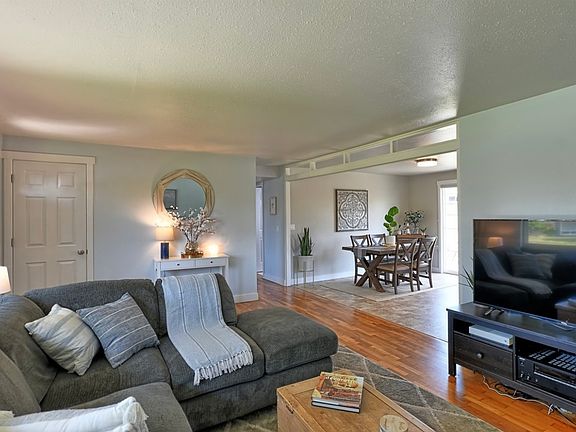4th image of 1052 Redmond Ave NE