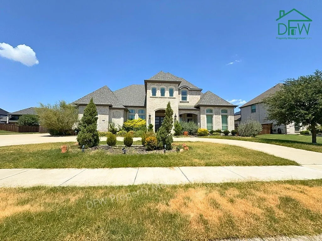 5 bed, 4.5 bath, 4876 sqft, $6,195 — Photo 1