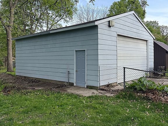 3rd image of 909 3rd Ave