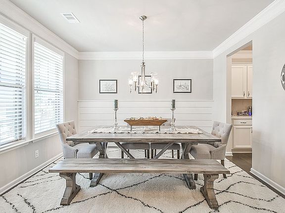 3rd image of 302 Lakeway Cir