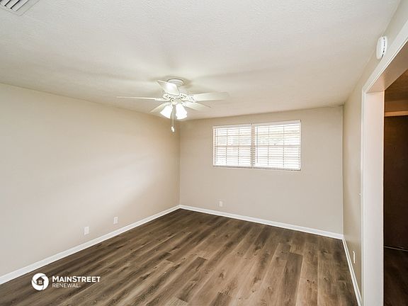 3rd image of 2303 W Courtney Dr