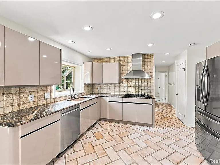980 Sandhurst Rd — Photo 24