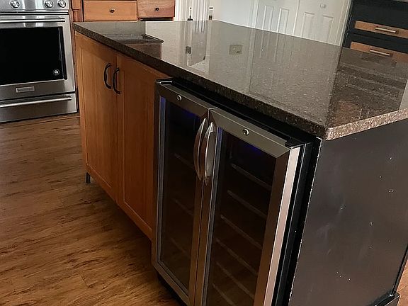 2nd image of 427 Kenwood Ave Floor 2