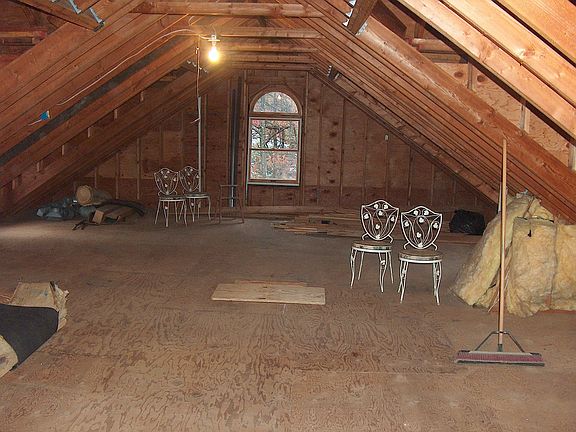 819 sq ft available up