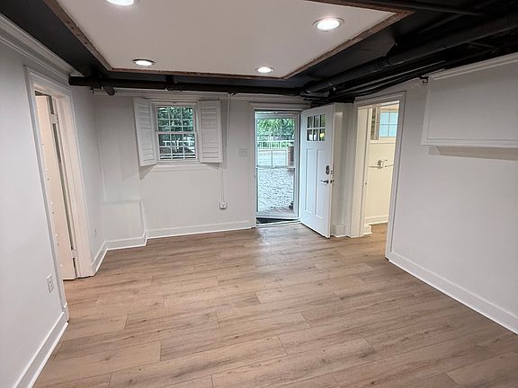 5th image of 138 N Hawthorne Rd #1